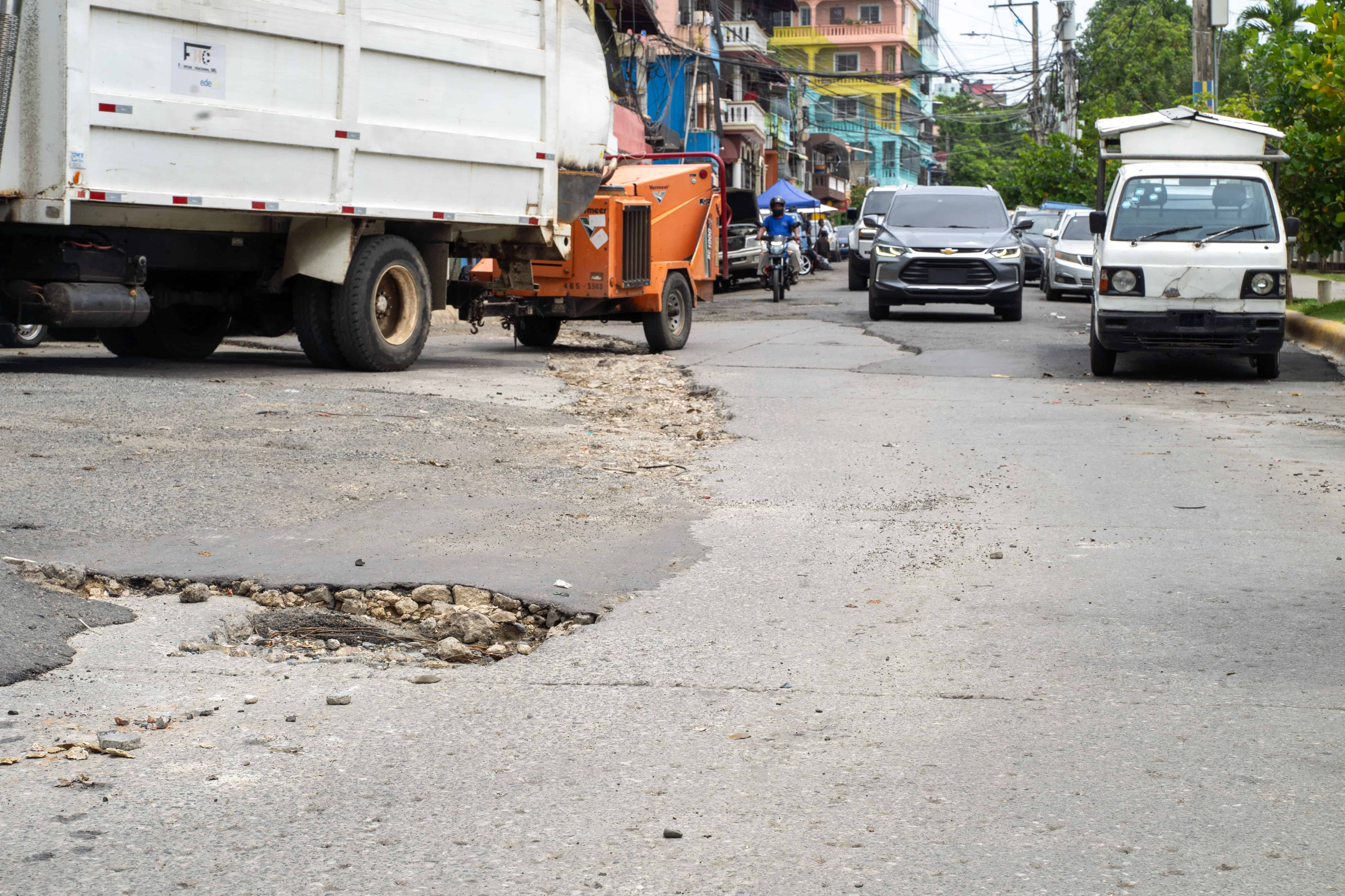 El mal estado de la vía obliga a conductores a desplazarse con precaución frente al Cristo Park, en el sector Cristo Rey.