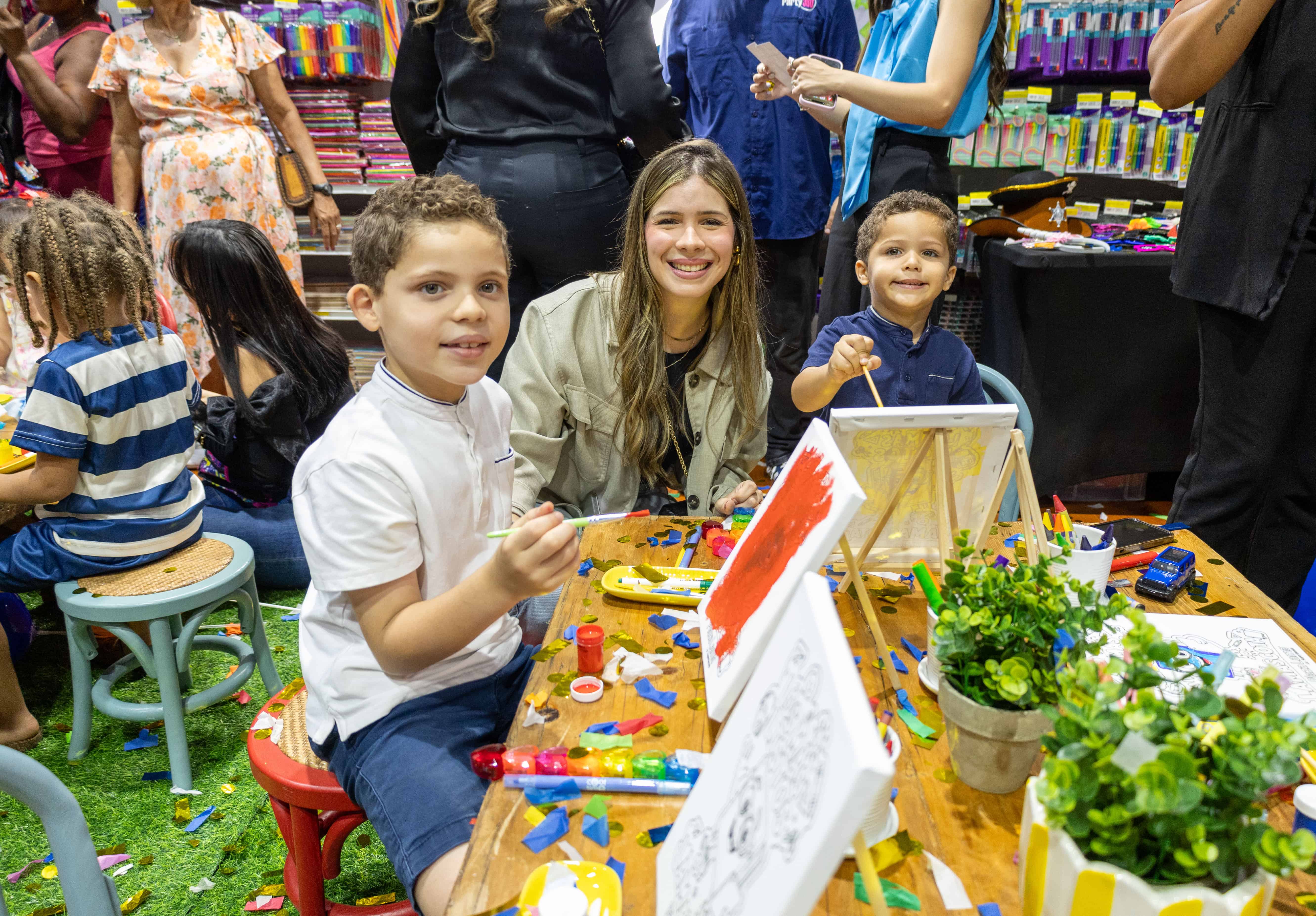 Marco Andrés Flores, Marjorie González y Gianfranco Flores.