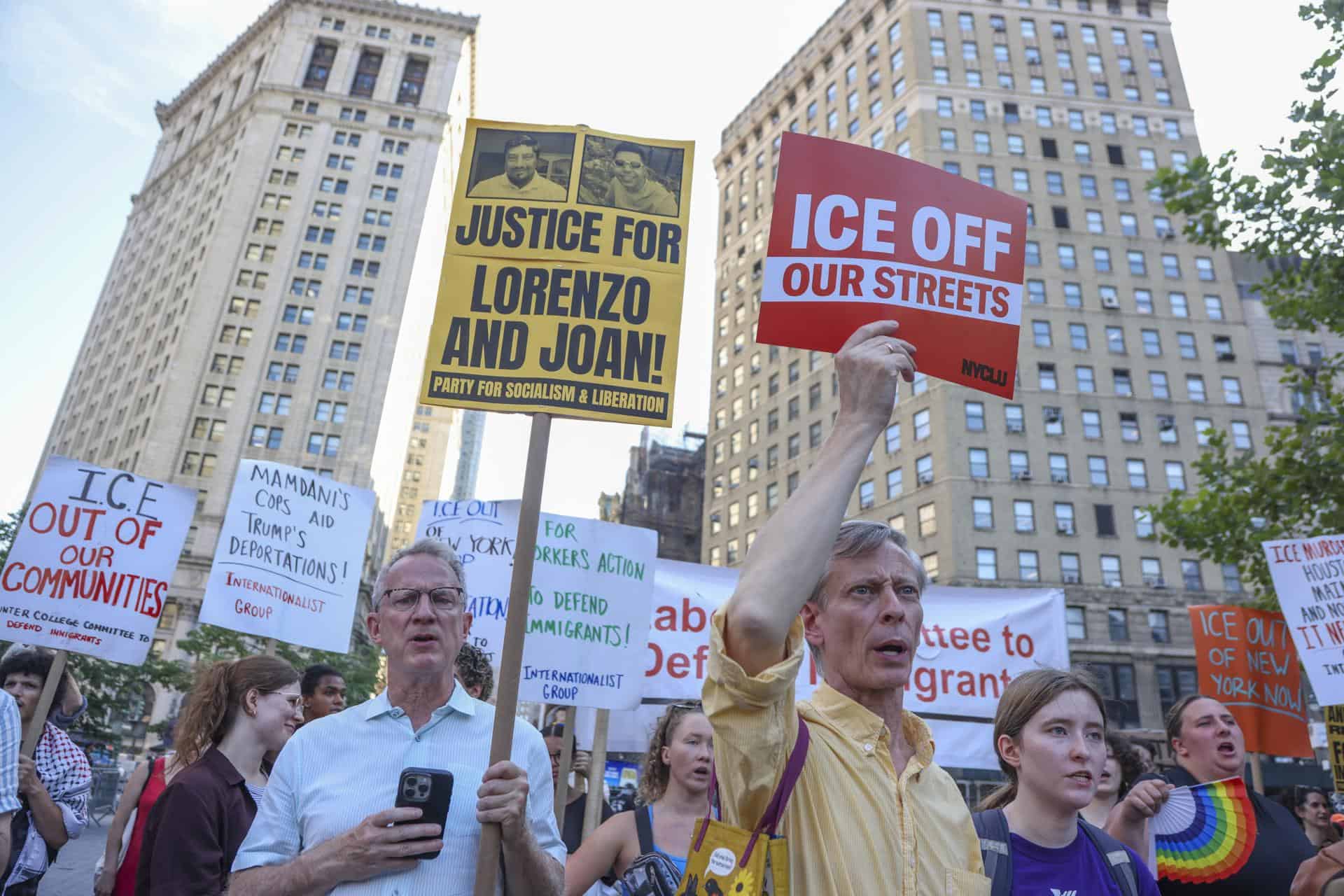 Personas participan en la protesta ICE Out: Justicia para Lorenzo y Joan en Foley Square, Nueva York, EE. UU., el 14 de julio de 2026