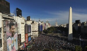 Buenos Aires valla el Obelisco con el pulso alterado por Argentina-Inglaterra