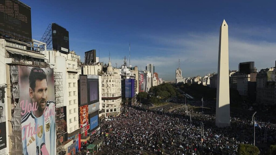 Buenos Aires valla el Obelisco con el pulso alterado por Argentina-Inglaterra