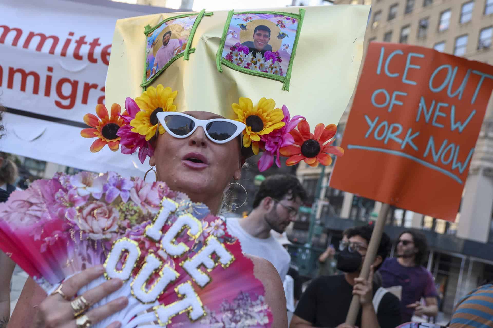 Personas participan en la protesta ICE Out: Justicia para Lorenzo y Joan en Foley Square, Nueva York, EE. UU., el 14 de julio de 2026