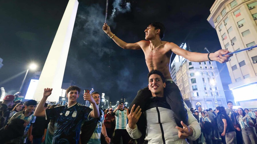 Marea albiceleste colma calles de Argentina tras vencer a Inglaterra y pasar a la final Marea albiceleste colma calles de Argentina tras vencer a Inglaterra y pasar a la final