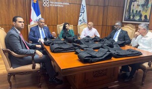 C&oacute;nsul dominicano en NY entrega 849 chalecos antibalas para reforzar combate al crimen organizado