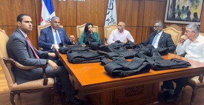 C&oacute;nsul dominicano en NY entrega 849 chalecos antibalas para reforzar combate al crimen organizado