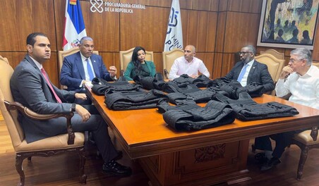 C&oacute;nsul dominicano en NY entrega 849 chalecos antibalas para reforzar combate al crimen organizado