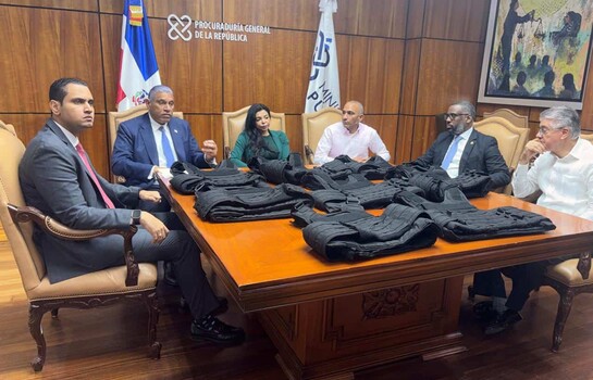 C&oacute;nsul dominicano en NY entrega 849 chalecos antibalas para reforzar combate al crimen organizado