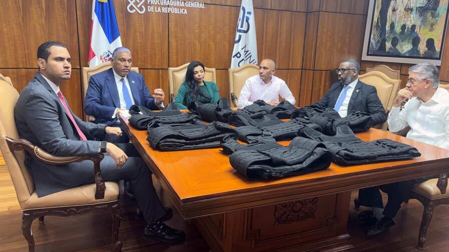 C&oacute;nsul dominicano en NY entrega 849 chalecos antibalas para reforzar combate al crimen organizado