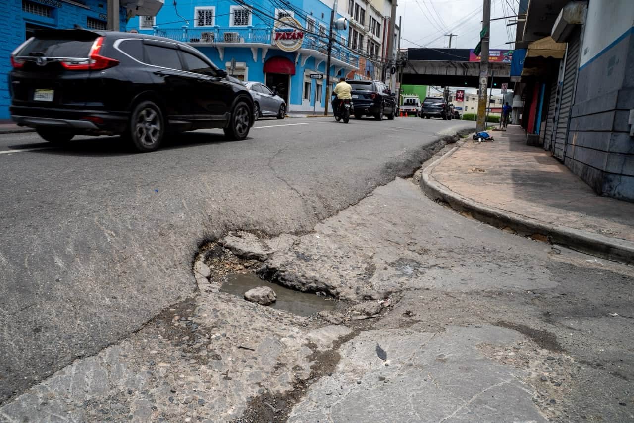 Un hoyo afecta la intersección de la avenida 30 de Marzo con la calle Gaspar Hernández, en San Carlos.