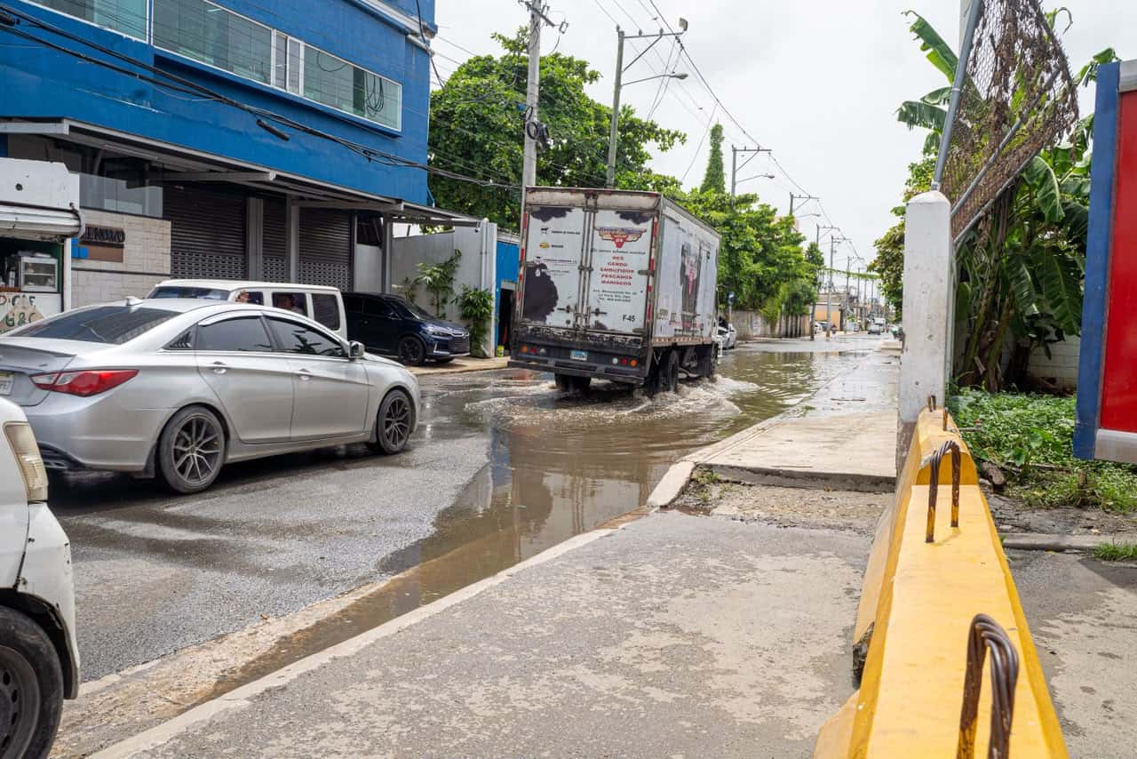 Parte de la avenida Hípica con Charles de Gaulle permanece cubierta por agua, complicando la circulación vehicular.