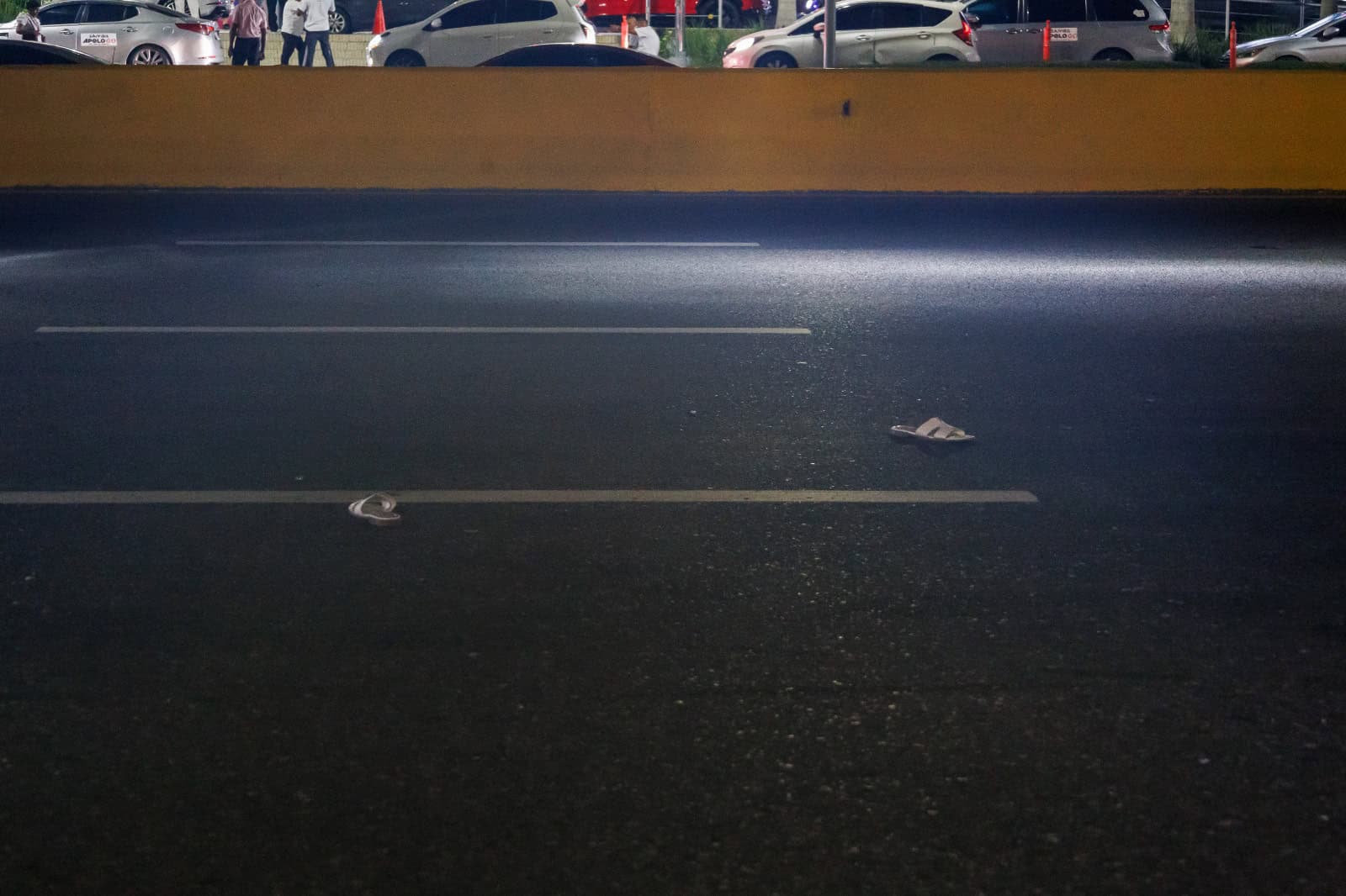 Calzado de la mujer en la vía.