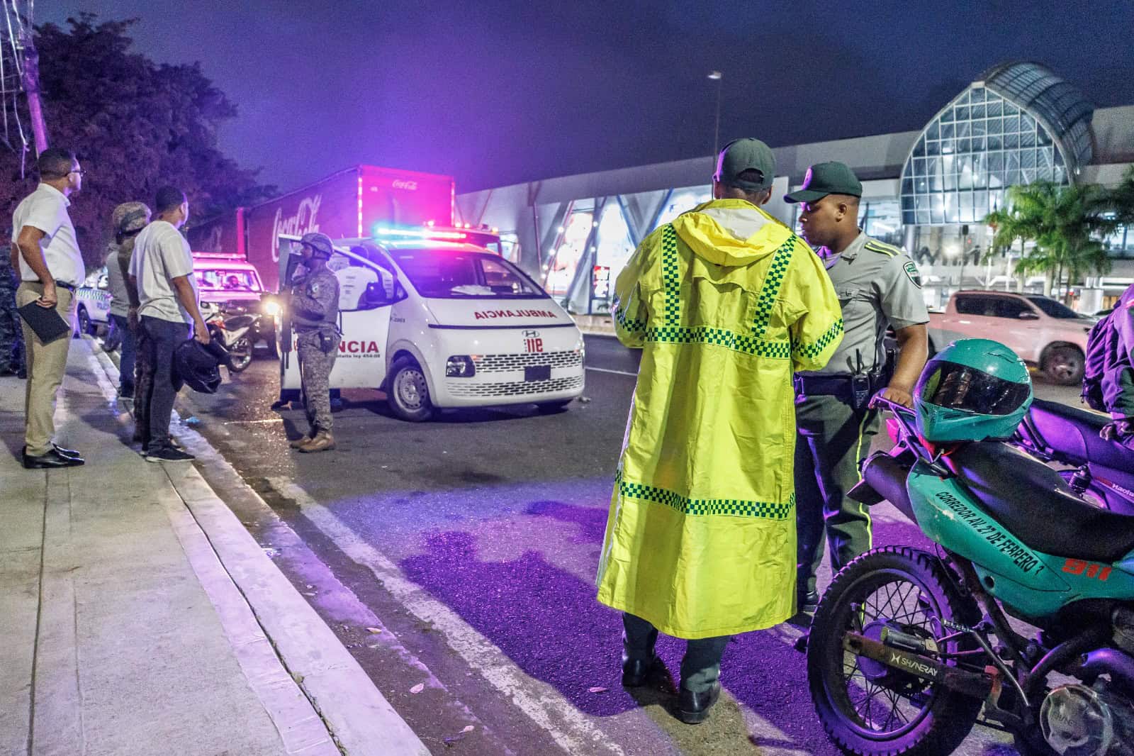 El cuerpo fue levantado por el personal del Inacif, mientras que la pasajera fue trasladada en una ambulancia a un centro de salud.