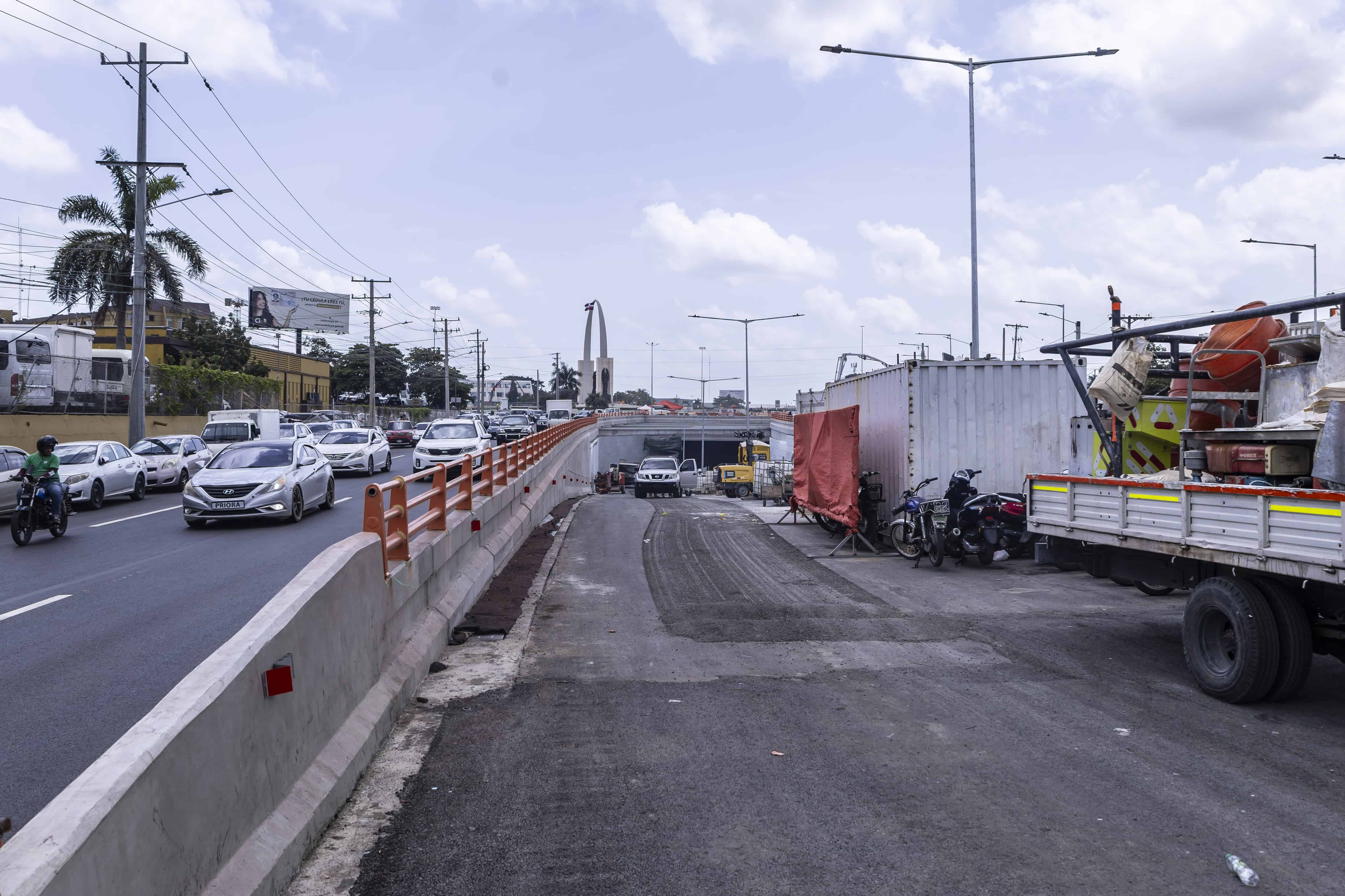 En parte de la plazoleta se construían ayer estructuras de cemento.