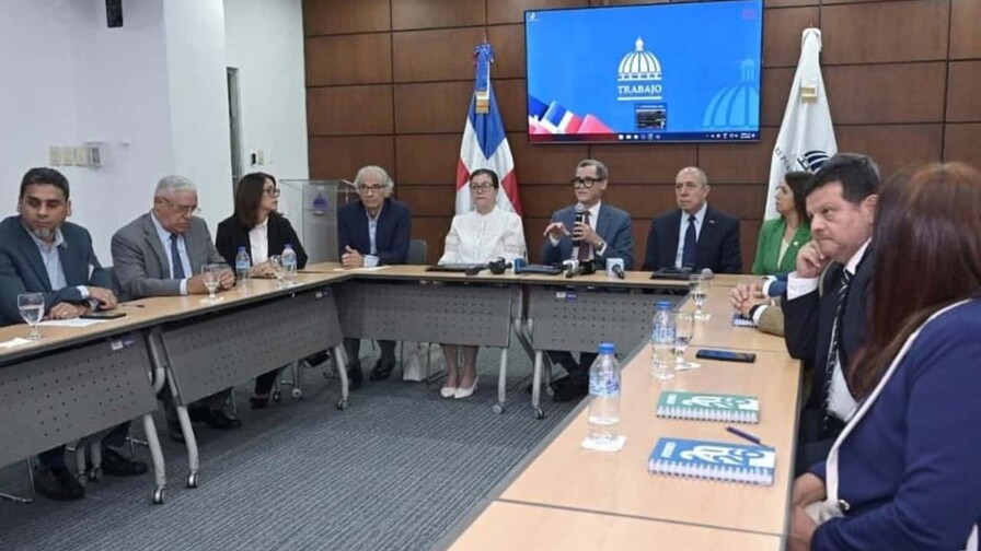 Andeclip y las ARS alcanzan acuerdo tras cuatro horas de negociación sin revelar los detalles Andeclip y las ARS alcanzan acuerdo tras cuatro horas de negociación sin revelar los detalles