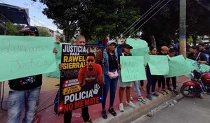 "Polic&iacute;a no me mate": familiares de joven fallecido de un disparo durante protesta exigen justicia