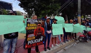 "Polic&iacute;a no me mate": familiares de joven ultimado de un disparo en Brisas del Este exigen justicia