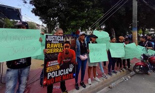 "Polic&iacute;a no me mate": familiares de joven ultimado de un disparo en Brisas del Este exigen justicia