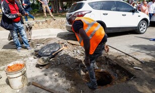 Inician reposici&oacute;n de m&aacute;s de 100 tapas de registros de aguas residuales en Santiago Oeste
