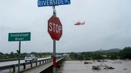 Inundaciones repentinas en Texas provocan evacuaciones y dejan al menos una persona muerta