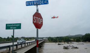 Inundaciones repentinas en Texas provocan evacuaciones y dejan al menos una persona muerta