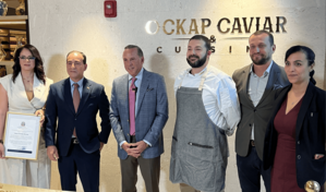 El Consulado Dominicano reconoce a Oscar Andr&eacute;s Brenes por su nuevo restaurante en Miami