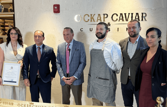 El Consulado Dominicano reconoce a Oscar Andr&eacute;s Brenes por su nuevo restaurante en Miami