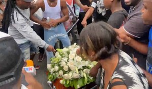Con ata&uacute;d en mano, protestan frente a destacamento de San Crist&oacute;bal por muerte de detenido