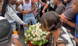 Con ata&uacute;d en mano, protestan frente a destacamento de San Crist&oacute;bal por muerte de detenido