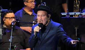 Rub&eacute;n Blades inaugura su gira espa&ntilde;ola en Sevilla reuniendo banderas de todo el mundo