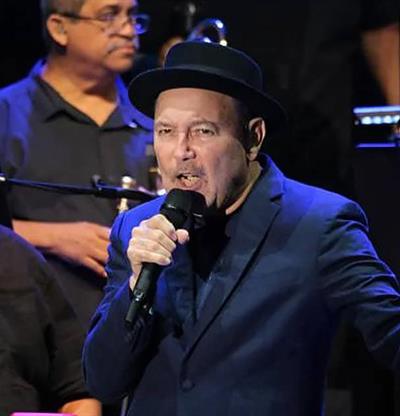 Rub&eacute;n Blades inaugura su gira espa&ntilde;ola en Sevilla reuniendo banderas de todo el mundo