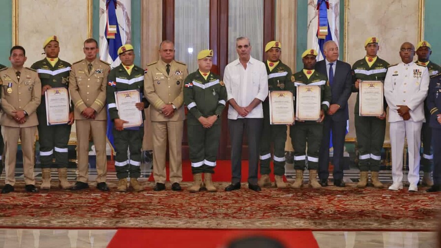 Abinader reconoce a rescatistas que participaron en terremotos en Venezuela Abinader reconoce a rescatistas que participaron en terremotos en Venezuela