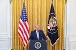 Trump revive denuncias de fraude electoral y acusa a estados de registrar electores no ciudadanos