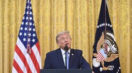Trump siembra dudas sobre el sistema electoral, acusando a China y a los inmigrantes