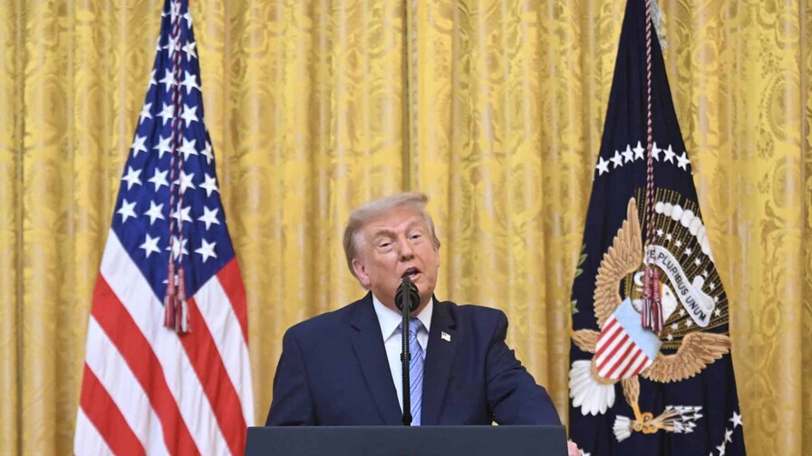 Trump siembra dudas sobre el sistema electoral, acusando a China y a los inmigrantes