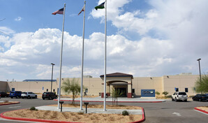 Jueza ordena agua, comida y tiempo al aire libre para los detenidos por ICE en California