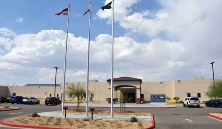 Jueza ordena agua, comida y tiempo al aire libre para los detenidos por ICE en California