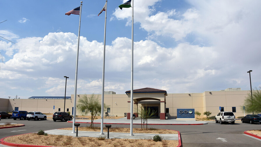 Jueza ordena agua, comida y tiempo al aire libre para los detenidos por ICE en California Jueza ordena agua, comida y tiempo al aire libre para los detenidos por ICE en California