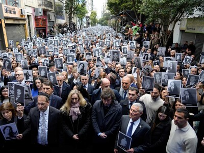 Javier Milei asiste al acto por las víctimas del atentado a la AMIA