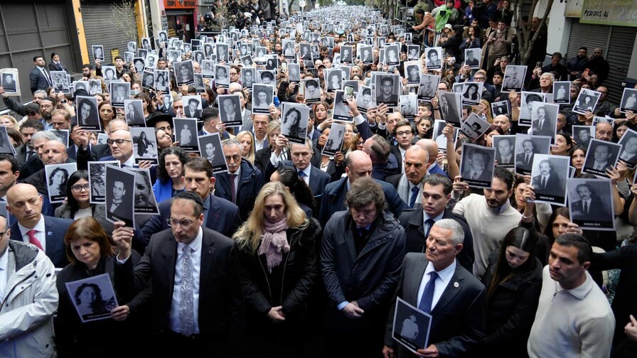Milei asiste al acto por las víctimas del atentado a la AMIA a 32 años del ataque Milei asiste al acto por las víctimas del atentado a la AMIA a 32 años del ataque
