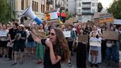 Miles se manifiestan en Kiev contra la destituci&oacute;n del ministro de Defensa