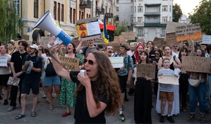 Miles se manifiestan en Kiev contra la destitución del ministro de Defensa