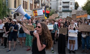 Miles se manifiestan en Kiev contra la destituci&oacute;n del ministro de Defensa