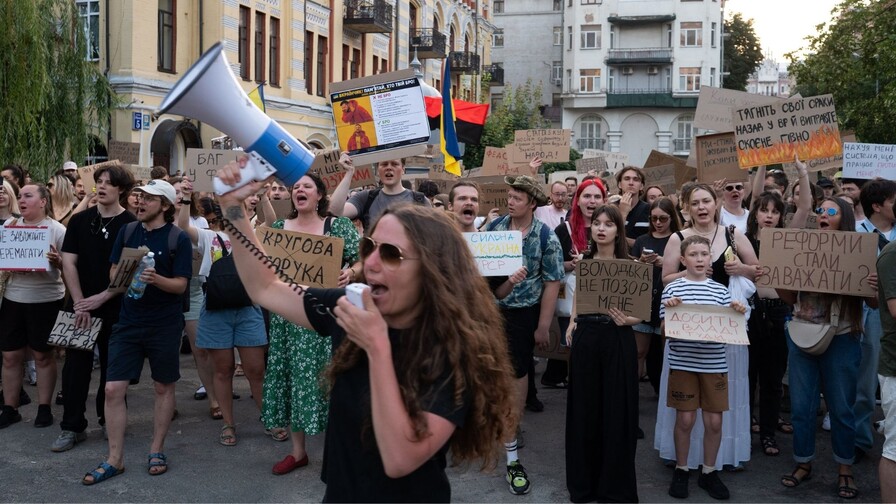 Miles se manifiestan en Kiev contra la destitución del ministro de Defensa