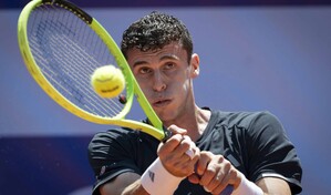 Juanma Cer&uacute;ndolo vence a Casper Ruud y pasa a semifinales en Gstaad