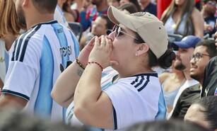 Cientos de personas disfrutan de la final del Mundial de F&uacute;tbol en el Malec&oacute;n Deportivo
