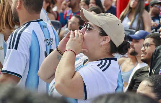 Cientos de personas disfrutan de la final del Mundial de F&uacute;tbol en el Malec&oacute;n Deportivo