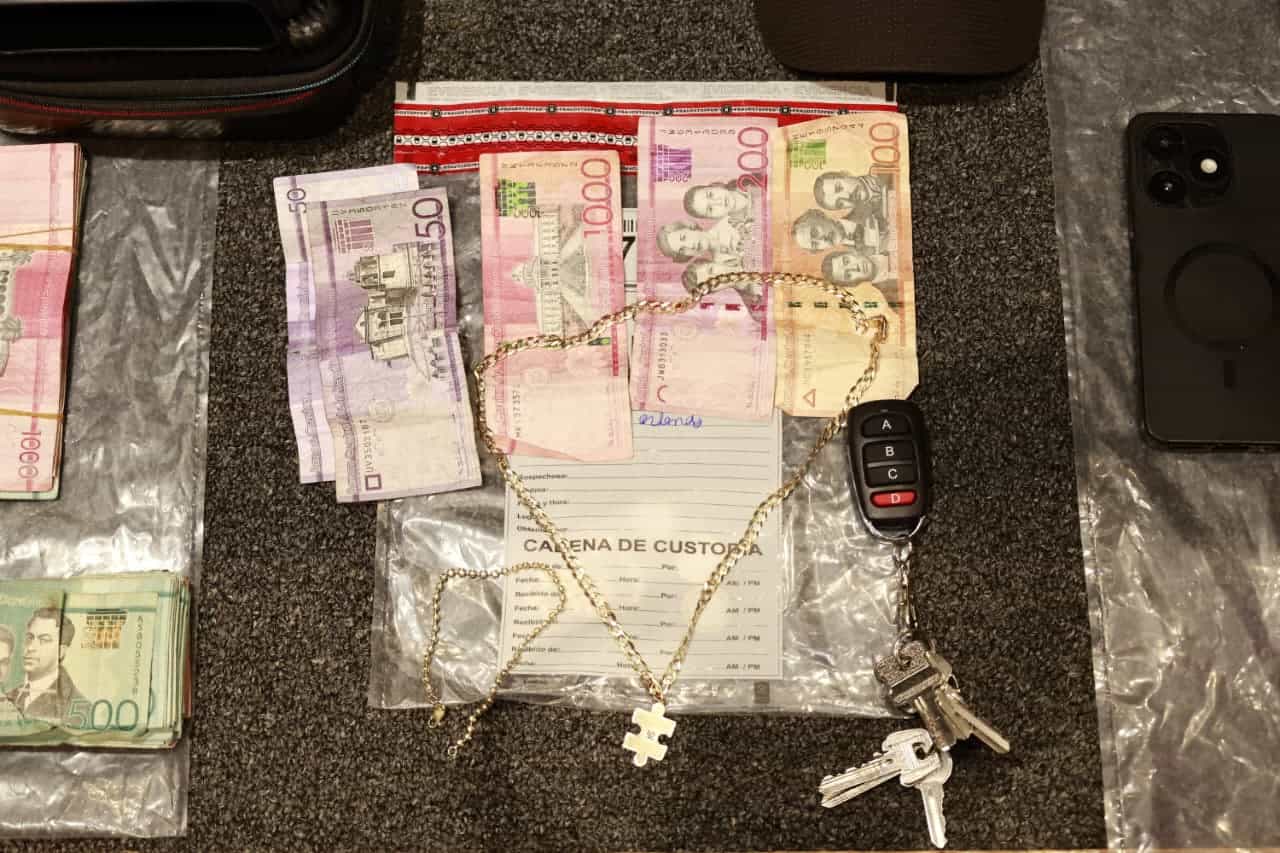 Dinero y otras pertenenias ocupadas en el operativo.