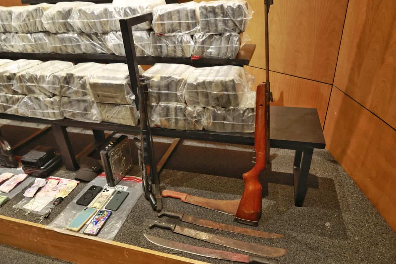 Armas, celulares, otras pertenencias ocupadas en el operativo.