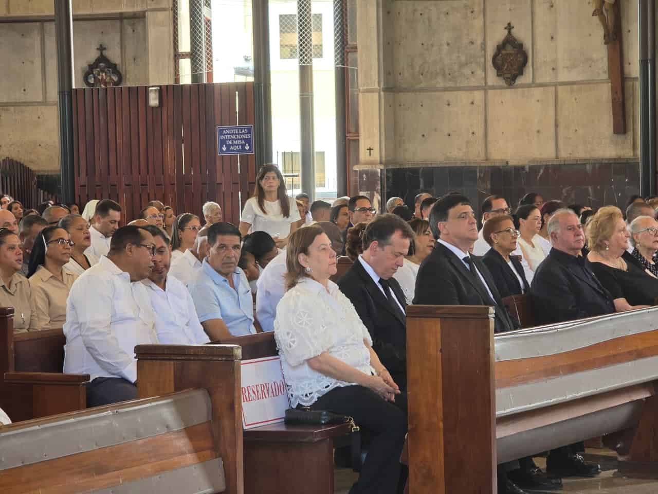Honras fúnebres a monseñor Gabriel Antonio Camilo González.