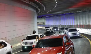 Abinader inaugura t&uacute;nel de la Plaza de la Bandera y de inmediato cruzan primeros veh&iacute;culos